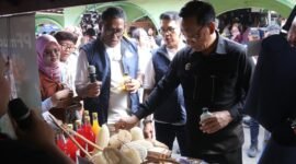 Wakil Wali Kota Yogyakarta Wawan Harmawan dan President Director Pertamina Foundation, Agus Mashud Asngari, saat meninjau salah satu gerai UMKM. (Dok Pemkot)