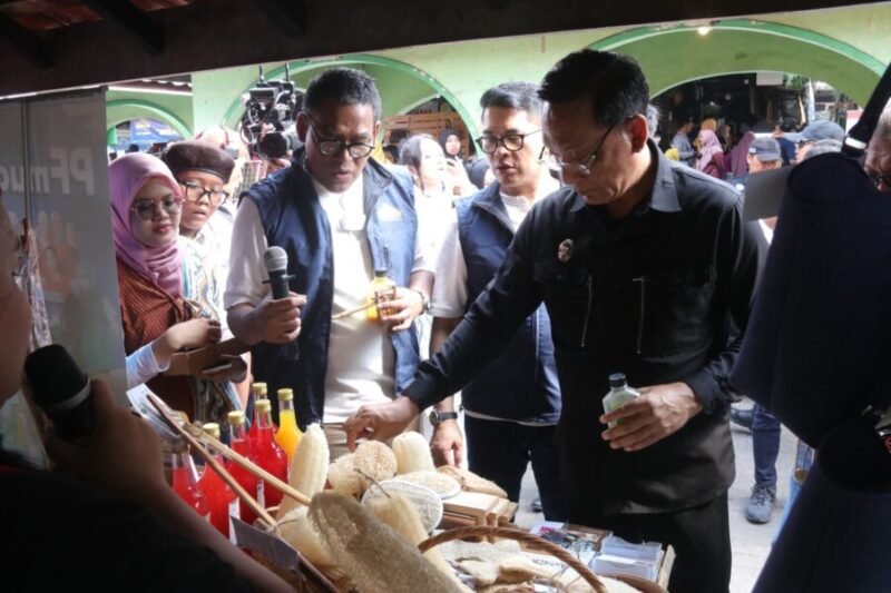 Wakil Wali Kota Yogyakarta Wawan Harmawan dan President Director Pertamina Foundation, Agus Mashud Asngari, saat meninjau salah satu gerai UMKM. (Dok Pemkot)