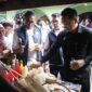 Wakil Wali Kota Yogyakarta Wawan Harmawan dan President Director Pertamina Foundation, Agus Mashud Asngari, saat meninjau salah satu gerai UMKM. (Dok Pemkot)