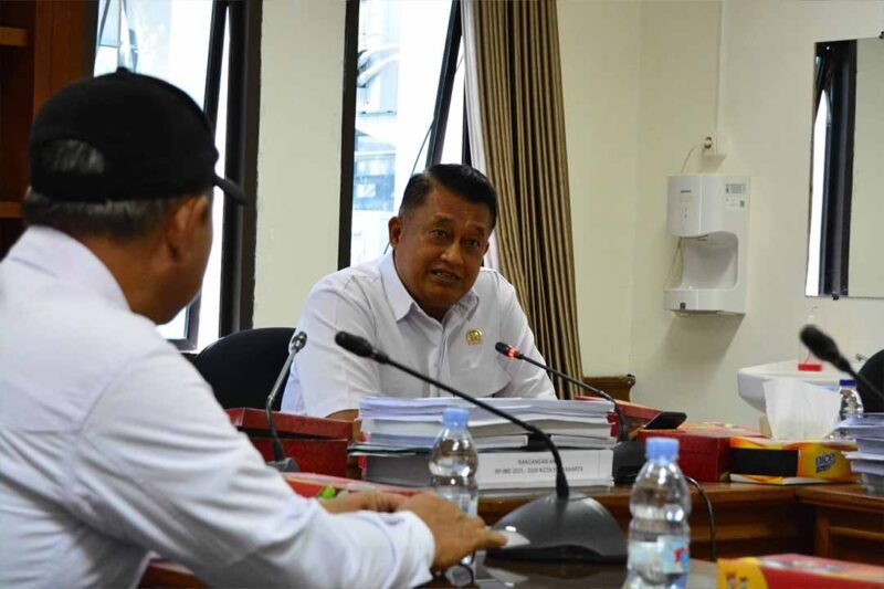 Ketua Komisi C DPRD Kota Yogyakarta, Bambang Seno Baskoro dan Ketua Pelaksana BPBD Yogyakarta Nur Hidayat. (Dok DPRD Kota Yogyakarta)