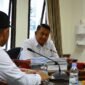 Ketua Komisi C DPRD Kota Yogyakarta, Bambang Seno Baskoro dan Ketua Pelaksana BPBD Yogyakarta Nur Hidayat. (Dok DPRD Kota Yogyakarta)