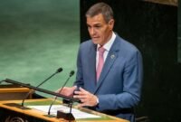 Perdana Menteri Spanyol Pedro Sanchez berpidato dalam pertemuan tingkat tinggi di PBB yang bertujuan menggalang dukungan bagi solusi dua negara untuk konflik Israel-Palestina, Senin (22/9/2025). (AP/Yuki Iwamura)