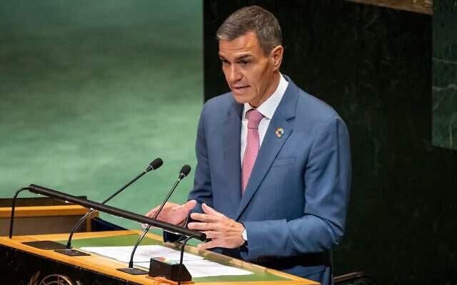 Perdana Menteri Spanyol Pedro Sanchez berpidato dalam pertemuan tingkat tinggi di PBB yang bertujuan menggalang dukungan bagi solusi dua negara untuk konflik Israel-Palestina, Senin (22/9/2025). (AP/Yuki Iwamura)