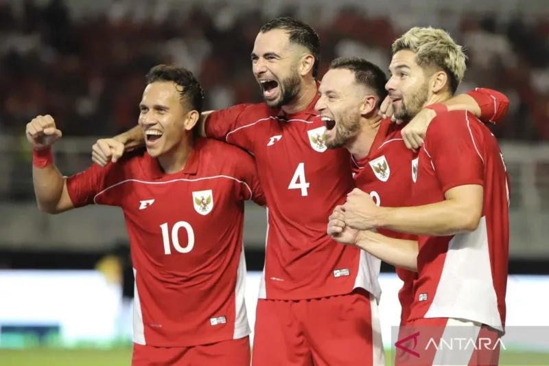 Pemain Timnas Indonesia Sandy Henny Walsh berselebrasi bersama Egy Maulana, Jordi Amat, dan Marc Anthony Klok setelah mencetak gol ke gawang Taiwan di Surabaya. (Antara)