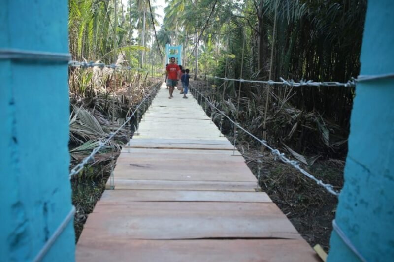 Jembatan Gantung di Pekon Tampang Muda, Kecamatan Pematang Sawa, Kabupaten Tanggamus, siap dilintasi kembali para siswa setelah lima hari diperbaiki. (Istimewa)