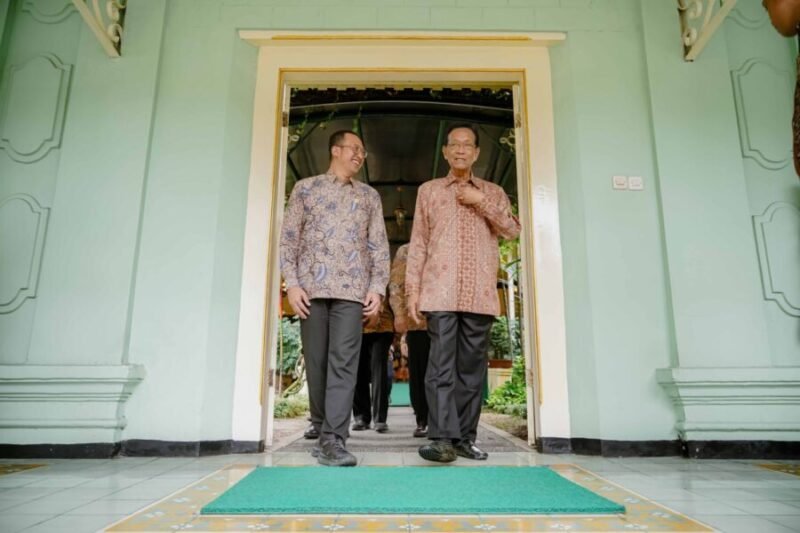 Gubernur DIY Sri Sultan Hamengku Buwono X dalam pertemuan dengan General Manager PLN Unit Induk Distribusi (UID) Jawa Tengah dan DIY, Bramantyo Anggun Pambudi, di Gedhong Wilis, Kompleks Kepatihan, Yogyakarta, Senin (15/9/2025). (Joke)