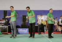 Sri Sultan Hamengku Buwono X membuka resmi Kejuaraan Bulutangkis Piala Raja Hamengku Buwono (HB) X 2025 dengan pemukulan bola pertama di GOR Lembah UGM, Sleman, Senin (29/9/2025). (Humas Pemda DIY)