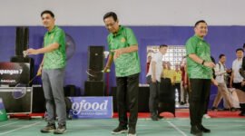 Sri Sultan Hamengku Buwono X membuka resmi Kejuaraan Bulutangkis Piala Raja Hamengku Buwono (HB) X 2025 dengan pemukulan bola pertama di GOR Lembah UGM, Sleman, Senin (29/9/2025). (Humas Pemda DIY)