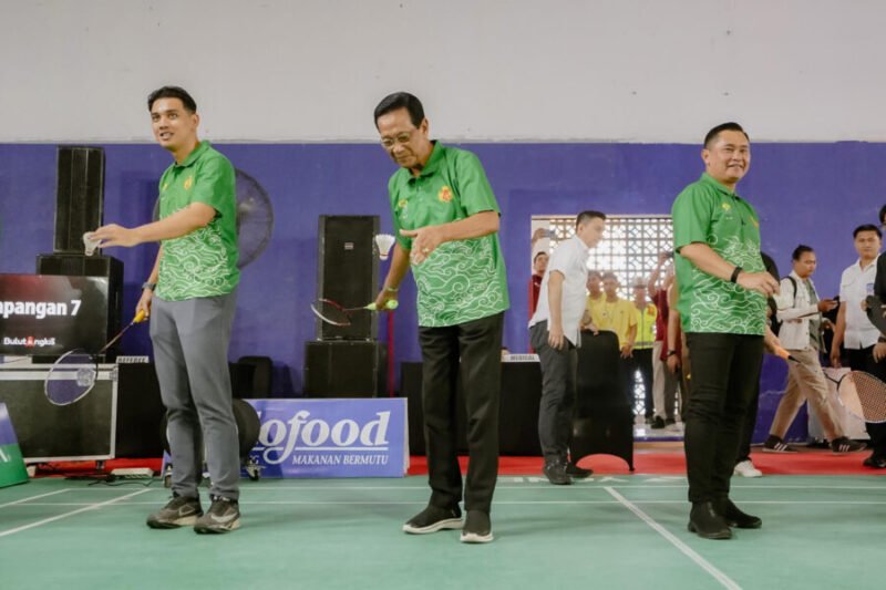 Sri Sultan Hamengku Buwono X membuka resmi Kejuaraan Bulutangkis Piala Raja Hamengku Buwono (HB) X 2025 dengan pemukulan bola pertama di GOR Lembah UGM, Sleman, Senin (29/9/2025). (Humas Pemda DIY)