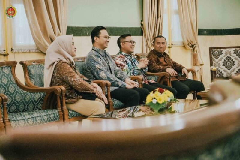 CEO BRI Regional Yogyakarta, Kusdinar Wiraputra beserta jajaran saat silaturahmi dengan Wagub DIY KGPAA Paku Alam III di Gedhong Pareanom, Kompleks Kepatihan, Yogyakarta, Rabu (24/9/2025). (Dok Humas Pemda DIY)