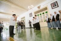 Para kafilah Musabaqoh Qiro’atil Kutub Nasional (MQKN) asal Daerah Istimewa Yogyakarta (DIY) berpamitan kepada Wakil Gubernur DIY, KGPAA Paku Alam X, di Ndalem Ageng, Kompleks Kepatihan, Selasa (23/9/2025). (Humas Pemda DIY)