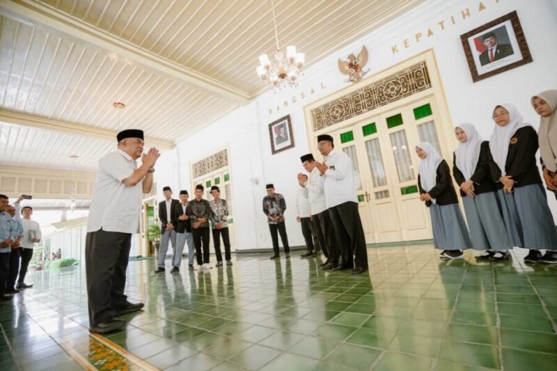 Para kafilah Musabaqoh Qiro’atil Kutub Nasional (MQKN) asal Daerah Istimewa Yogyakarta (DIY) berpamitan kepada Wakil Gubernur DIY, KGPAA Paku Alam X, di Ndalem Ageng, Kompleks Kepatihan, Selasa (23/9/2025). (Humas Pemda DIY)