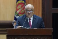 Wakil Gubernur KGPAA Paku Alam X  menyampaikan jawaban Gubernur atas pandangan umum fraksi terkait Rancangan Peraturan Daerah APBD 2026 dalam rapat paripurna DPRD DIY, Rabu (10/9/2025) (Joke)