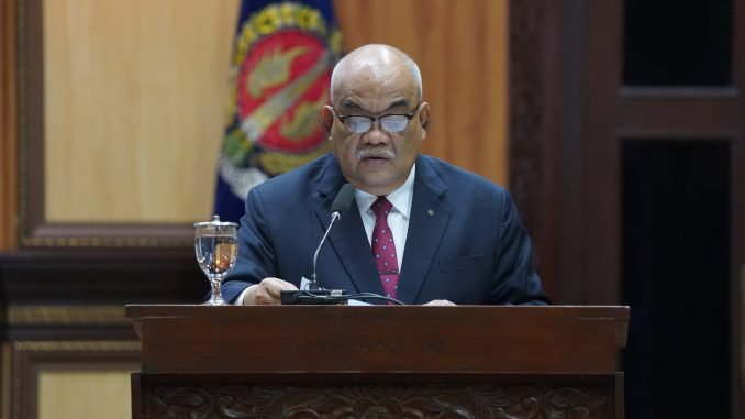 Wakil Gubernur KGPAA Paku Alam X  menyampaikan jawaban Gubernur atas pandangan umum fraksi terkait Rancangan Peraturan Daerah APBD 2026 dalam rapat paripurna DPRD DIY, Rabu (10/9/2025) (Joke)