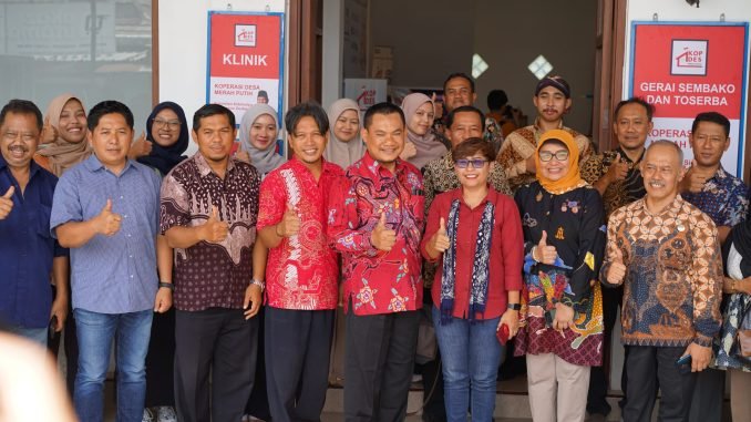 Kunjungan kerja dalam daerah Komisi B DPRD DIY ke Koperasi Merah Putih Sidomulyo, Kapanewon Godean, Sleman, Jumat (12/9/2025). (Joke)