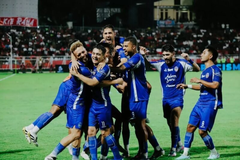 Skuad PSIM Jogja merayakan gol dalam laga lanjutan Super League. (Tim Media PSIM)
