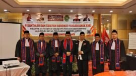 FOTO BERSAMA-Ketua DPD Persadi Jateng-DIY, Irjen Pol (Purn) Dr. Rokhmad Sunanto, MM, MH, CRM, foto bersama para Advokat usai acara. (Foto Ist).