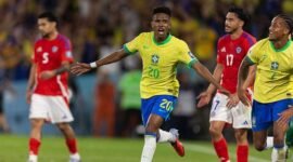 Selebrasi Estevao setelah berhasil mencetak gol pembuka Brasil ke gawang Chile pada menit ke 38. (Getty Images)