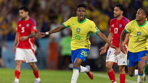 Selebrasi Estevao setelah berhasil mencetak gol pembuka Brasil ke gawang Chile pada menit ke 38. (Getty Images)