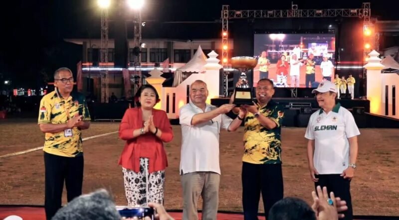 Kontingen Kabupaten Sleman meraih trofi juara umum Pekan Olahraga Daerah (Porda) XVII DIY 2025 dengan medali terbanyak sepanjang perhelatan yang digelar pada 9–18 September 2025. (Dok Pemkab Sleman)