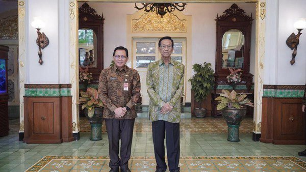 Direktur Jenderal Bina Pembangunan Daerah Kementerian Dalam Negeri (Kemendagri), Restuardy Daud, menemui Gubernur DIY Sri Sultan Hamengku Buwono X di Kompleks Kepatihan, Yogyakarta, Kamis (11/9/2025). (Dok Humas Pemprov DIY)