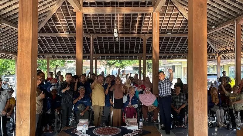 Ketua DPRD DIY Nuryadi bertemu dengan anggota Perkumpulan Penyandang Disabilitas Indonesia (PPDI) Bantul dalam kegiatan sambung rasa di Balai Kalurahan Canden, Jetis, Bantul, Sabtu (27/9/2025). (Jogja)