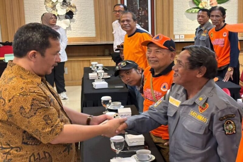 Langkah peningkatan kapasitas relawan bencana penting terus dikerjakan secara serius oleh pemerintah daerah. Harapannya dengan kesiapsiagaan yang ada mampu mewujudkan masyarakat tangguh bencana. (Joke)