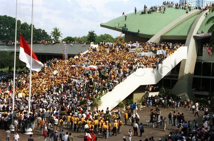 Ilustrasi - Sejumlah mahasiswa dari berbagai perguruan tinggi melakukan unjuk rasa menuntut Soeharto mundur dan reformasi total di gedung DPR/MPR Senayan Jakarta, Selasa (19/5/1998). (Antara/Saptono/hm/Koz/spt/98)