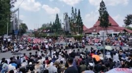 Ratusan massa yang tergabung dalam 'Aliansi Jogja Memanggil' menggelar aksi damai di Bundaran Universitas Gadjah Mada (UGM), Sleman, Daerah Istimewa Yogyakarta, Senin (1/9/2025). (Joke)