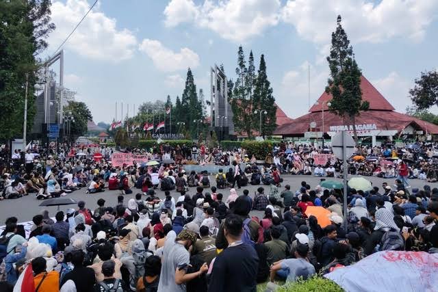 Ratusan massa yang tergabung dalam 'Aliansi Jogja Memanggil' menggelar aksi damai di Bundaran Universitas Gadjah Mada (UGM), Sleman, Daerah Istimewa Yogyakarta, Senin (1/9/2025). (Joke)
