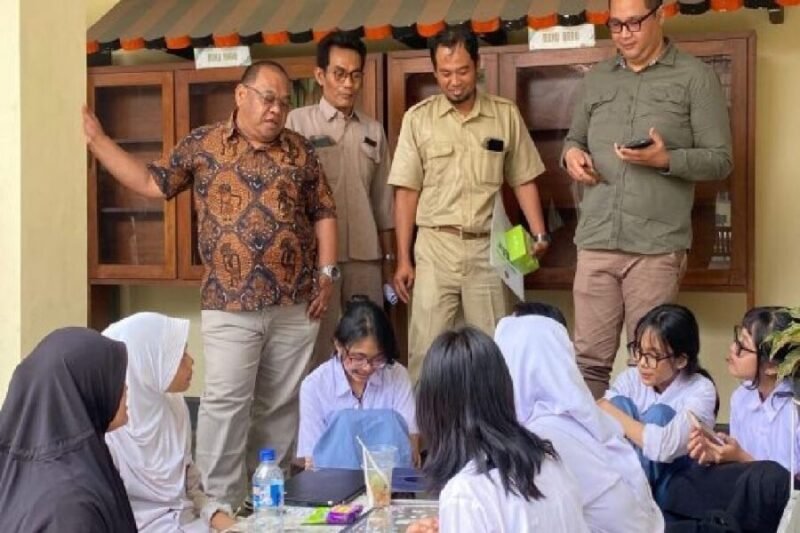 Komisi D DPRD DIY saat meninjau salah satu sekolah negeri di Yogyakarta. (Dok DPRD DIY)