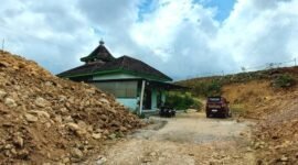 Penampakan Masjid At-Taubah di Tlogoadi yang dikelilingi proyek Tol Jogja-Solo pada Senin (28/7/2025). (Dok Jok)
