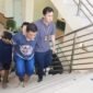 Tersangka pelaku pencurian uang Rp10 miliar, A, bersama dua tersangka lainnya digiring petugas masuk Mapolresta Solo. (Dok Polresta Solo)