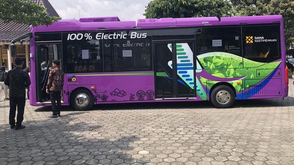 Bus listrik sudah diujicobakan di kawasan Sumbu Filosofi sebagai bagian upaya Pemda DIY menekan laju emisi. (Dok Pemda DIY)