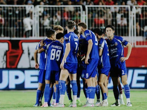 Skuad PSIM Jogja saat mengetik kemenangan atas Malut United di Stadion Kei Raha. (Dok PSIM)