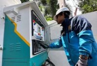 Ilustrasi - Petugas PLN memeriksa instalasi jaringan listrik di Yogyakarta. (Dok PLN)