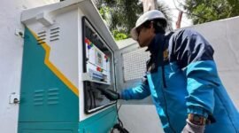 Ilustrasi - Petugas PLN memeriksa instalasi jaringan listrik di Yogyakarta. (Dok PLN)