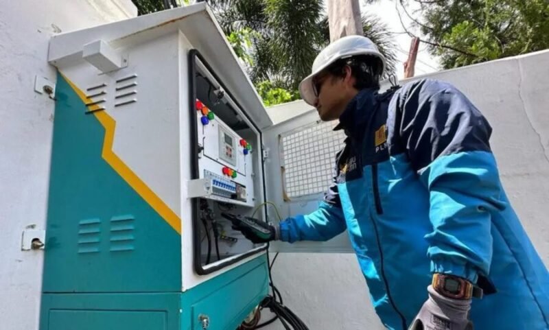 Ilustrasi - Petugas PLN memeriksa instalasi jaringan listrik di Yogyakarta. (Dok PLN)