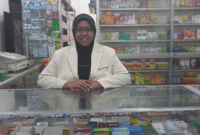 Dosen UMY Nurul Maziyyah mengadakan kegiatan edukasi tentang interaksi obat bagi pelanggan Apotek Kita di Banguntapan, Bantul, Minggu (22/8/2025). (Joke/Dok UMY)