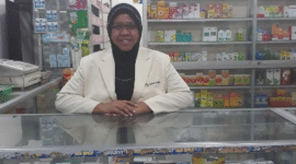 Dosen UMY Nurul Maziyyah mengadakan kegiatan edukasi tentang interaksi obat bagi pelanggan Apotek Kita di Banguntapan, Bantul, Minggu (22/8/2025). (Joke/Dok UMY)
