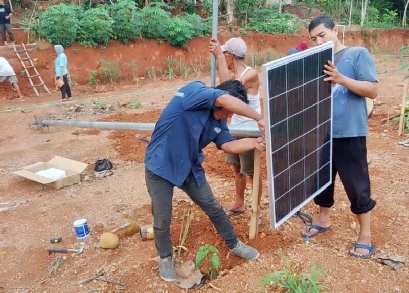 Tim dosen Universitas Muhammadiyah Yogyakarta (UMY) memasang sistem pembangkit listrik tenaga surya (PLTS) di area Bumi Perkemahan Wisata Gunungkidul. (Dok UMY)
