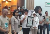 Kepaka MURI Semarang Ani Andriani menyerahkan sertifikat Rekor Dunia untuk Pemkot Yogyakarta kepada Wali Kota Hasto Wardoyo, Sabtu (4/10/2025). (Joke)