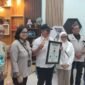 Kepaka MURI Semarang Ani Andriani menyerahkan sertifikat Rekor Dunia untuk Pemkot Yogyakarta kepada Wali Kota Hasto Wardoyo, Sabtu (4/10/2025). (Joke)