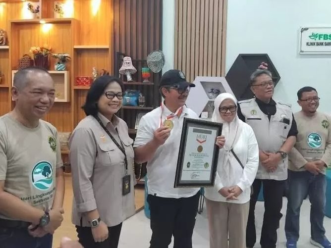 Kepaka MURI Semarang Ani Andriani menyerahkan sertifikat Rekor Dunia untuk Pemkot Yogyakarta kepada Wali Kota Hasto Wardoyo, Sabtu (4/10/2025). (Joke)