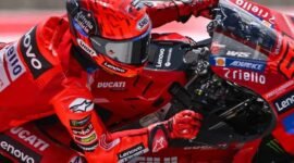 Pebalap Ducati Lenovo Team Marc Marquez menggeber motornya dalam sesi kualifikasi Q2 MotoGP Indonesia 2025 di Sirkuit Internasional Pertamina Mandalika, Lombok Tengah, Nusa Tenggara Barat, Sabtu (4/10/2025). (Antara Foto)