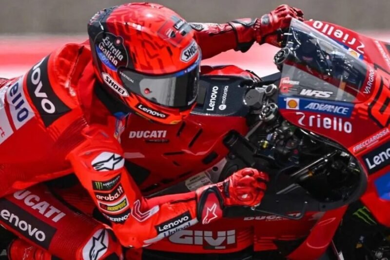 Pebalap Ducati Lenovo Team Marc Marquez menggeber motornya dalam sesi kualifikasi Q2 MotoGP Indonesia 2025 di Sirkuit Internasional Pertamina Mandalika, Lombok Tengah, Nusa Tenggara Barat, Sabtu (4/10/2025). (Antara Foto)