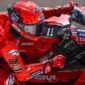 Pebalap Ducati Lenovo Team Marc Marquez menggeber motornya dalam sesi kualifikasi Q2 MotoGP Indonesia 2025 di Sirkuit Internasional Pertamina Mandalika, Lombok Tengah, Nusa Tenggara Barat, Sabtu (4/10/2025). (Antara Foto)