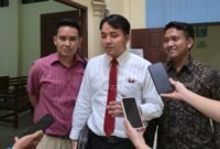 Penasihat hukum PT Trishakti Agro Makmur, M. Rian Ali Akbar, S.H., CPLA., didampingi Dhaniko Sembiring, S.H., dan Muhamad Rizki Tauzah, S.H., memberi keterangan kepada wartawan. (Joke/Jamaluddin)