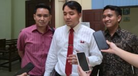 Penasihat hukum PT Trishakti Agro Makmur, M. Rian Ali Akbar, S.H., CPLA., didampingi Dhaniko Sembiring, S.H., dan Muhamad Rizki Tauzah, S.H., memberi keterangan kepada wartawan. (Joke/Jamaluddin)