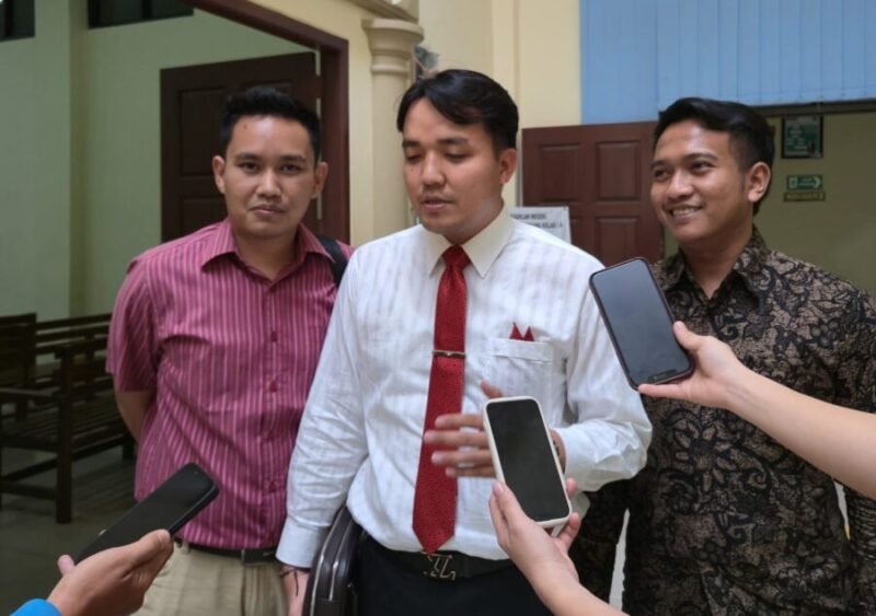 Penasihat hukum PT Trishakti Agro Makmur, M. Rian Ali Akbar, S.H., CPLA., didampingi Dhaniko Sembiring, S.H., dan Muhamad Rizki Tauzah, S.H., memberi keterangan kepada wartawan. (Joke/Jamaluddin)